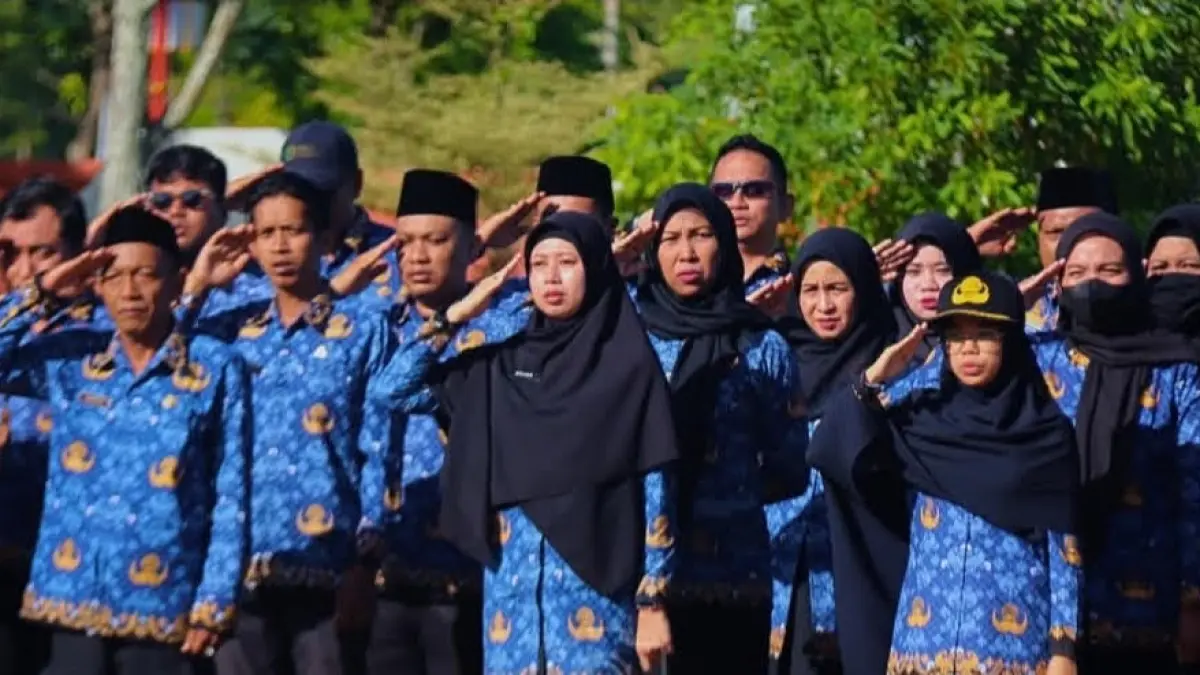 Suasana upacara Hari Berkabung Daerah yang berlangsung khidmat di Halaman Kantor Wali Kota Singkawang, Senin (29/6).