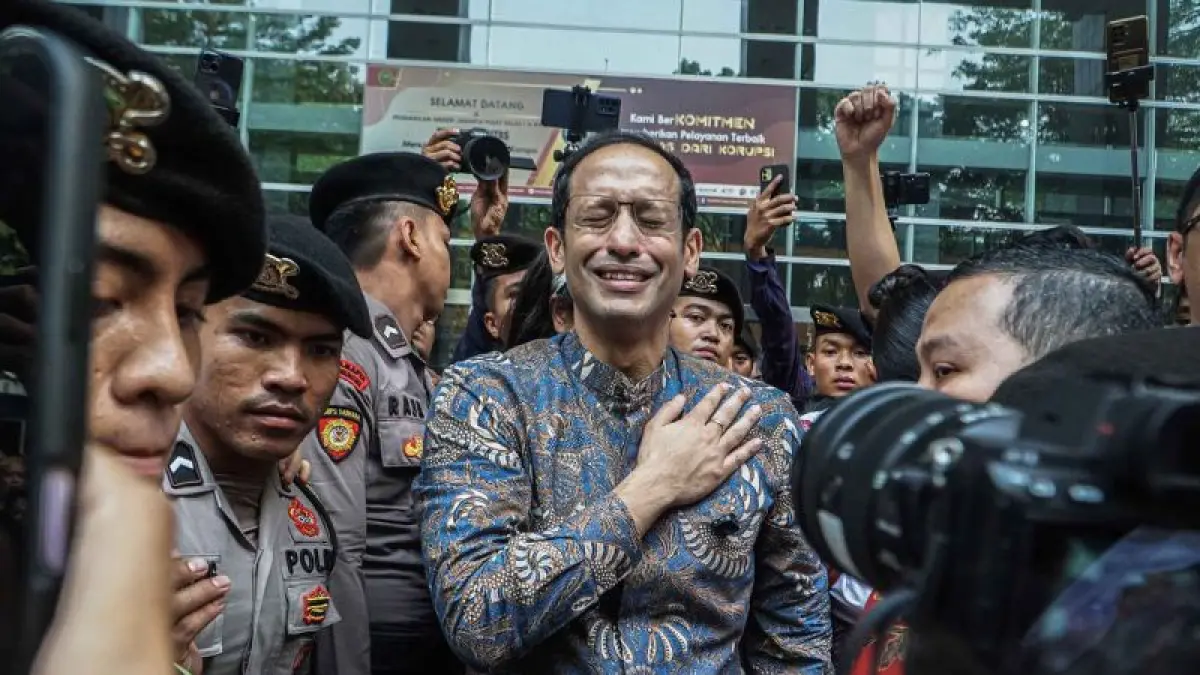 Terdakwa kasus dugaan korupsi pengadaan Chromebook di lingkungan Kemendikbudristek, Nadiem Anwar Makarim (tengah) meninggalkan Pengadilan Tipikor usai sidang putusan di Pengadilan Tipikor, Jakarta, Selasa (30/6). (Antara/Salma Talita/nym)