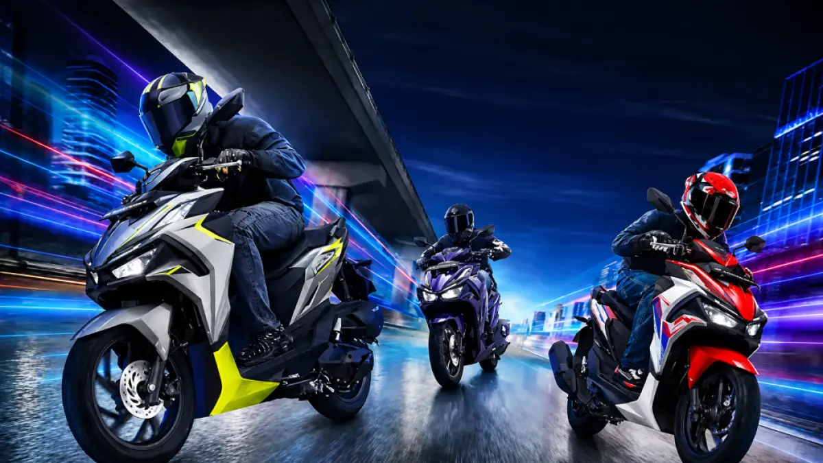 Tiga varian Honda Vario Evo 160, menampilkan desain baru yang lebih agresif dengan sentuhan warna sporty serta teknologi modern yang menjadi pembaruan pada skutik premium Honda.