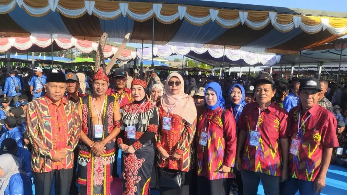 Wakil Bupati, Juli Suryadi Burdadi dan Ketua TP-PKK, Rosnilawati menghadiri penutupan Pekan Nasional (PENAS) Petani Nelayan XVII di GOR David-Tony, Kabupaten Gorontalo, Provinsi Gorontalo.