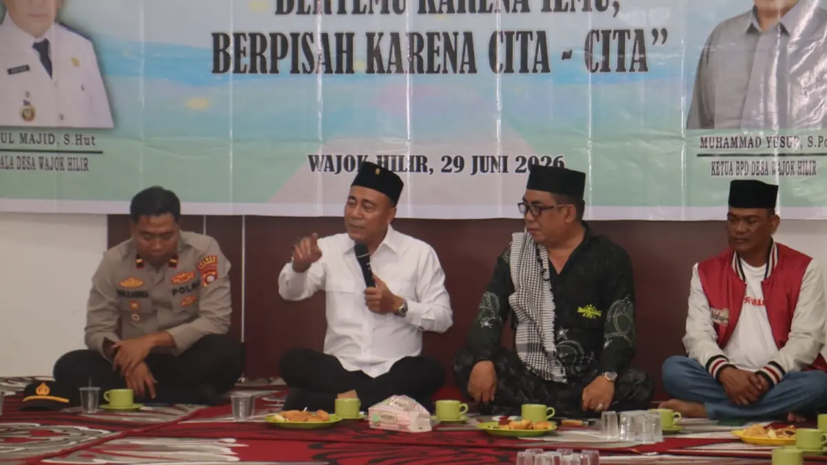 Wakil Gubernur, Krisantus Kurniawan saat memberikan pembekalan kepada 28 mahasiswa Institut Keguruan dan Ilmu Pendidikan (IKIP) PGRI Pontianak yang sedang melaksanakan Kuliah Kerja Nyata (KKN) di Desa Wajok Hilir (Adpim Pemprov Kalbar)