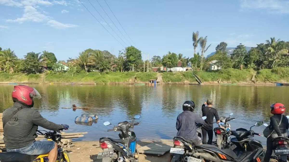 Warga Dusun Nanga Saray Desa Tapang Daan Kecamatan Kalis Kapuas Hulu, saat menunggu jemputan perahu penyeberangan ke Dusun Nanga Saray Desa Tapang Daan, yang harus melewati Sungai Mandai. (IST)