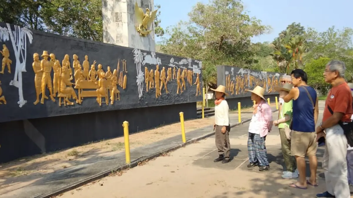 ZIARAH: Warga asal Jepang saat berziarah ke Makam Juang Mandor pada Minggu (3/9) tahun 2023 (DOK PONTIANAK POST) 