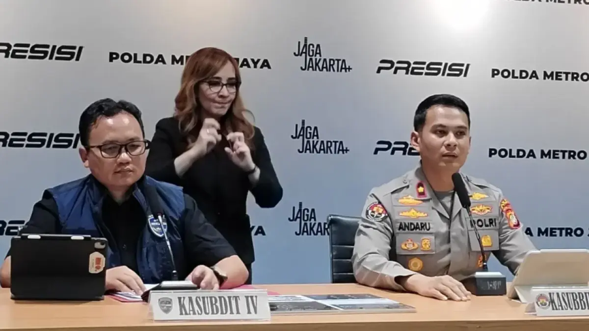 Kasubdit IV Direktorat Siber Polda Metro Jaya AKBP Grawas Sugiharto (kiri) bersama Kasubbid Penmas Polda Metro Jaya Kompol Andaru Rahutomo memberikan keterangan pers terkait pengungkapan jaringan judi online internasional situs 1XBET di Jakarta, Selasa (30/6/2026). Polda Metro Jaya menangkap empat tersangka dan mengungkap peran operator yang beroperasi dari Banjarmasin, Kalimantan Selatan. ANTARA/Ilham Kausar.