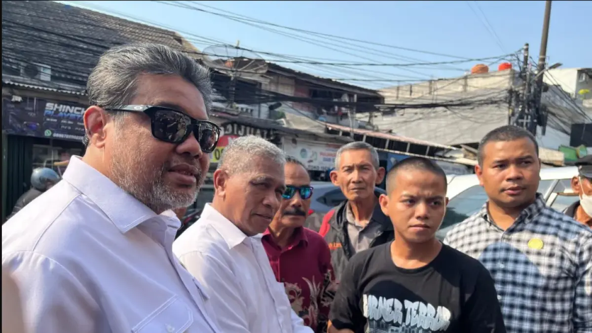 Penasihat Khusus Presiden Bidang Ketenagakerjaan dan Kesejahteraan Buruh, Said Iqbal (kiri), mengunjungi korban penyekapan dan penyiksaan pekerja percetakan, Tegar Saputra, di kediamannya di kawasan Kebon Jeruk, Jakarta Barat, Rabu (1/7/2026). Dalam kunjungan tersebut, Said Iqbal memastikan negara menanggung biaya pengobatan dan pemulihan trauma korban. ANTARA/HO-Dokumentasi Pribadi