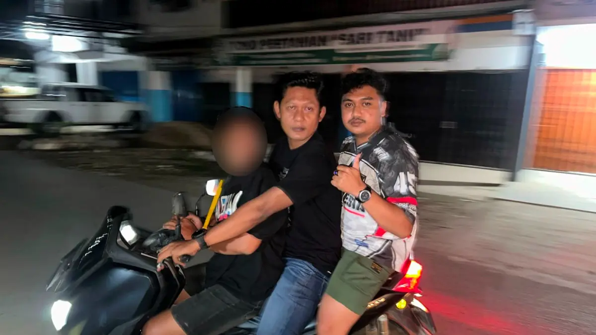 Personel Unit Reskrim mengamankan dua terduga pelaku pencurian kendaraan bermotor (curanmor) di Kecamatan Sekayam, Kabupaten Sanggau, Senin (29/6/2026). Polisi masih mendalami kemungkinan keterlibatan pelaku lain dalam kasus tersebut. (Humas Polres Sanggau)