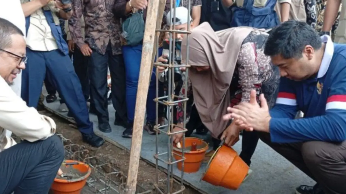 Menteri Perumahan dan Kawasan Permukiman (PKP) Maruarar Sirait (kanan) serta Kepala Badan Komunikasi Pemerintah Republik Indonesia (Bakom RI) Muhammad Qodari (kiri) menuangkan adukan semen sebagai tanda dimulainya pembangunan rumahnya melalui program BSPS Kementerian PKP. (ANTARA/Sumarwoto.)