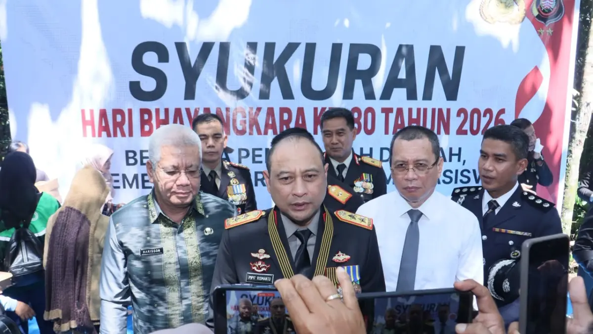 Irjen Pol Pipit Rismanto memberikan keterangan kepada wartawan usai menghadiri syukuran Hari Bhayangkara ke-80 di Arboretum Sylva Universitas Tanjungpura, Pontianak, Rabu (1/7). Kapolda Kalbar menegaskan molornya serah terima jabatan merupakan bagian dari proses mutasi pejabat tinggi Polri dan tidak terkait dengan isu maupun kasus yang beredar di media sosial. (Ist/Pontianak Post)