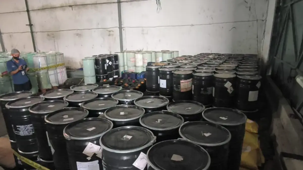 Petugas Direktorat Tindak Pidana Ekonomi dan Khusus (Dittipideksus) Bareskrim Polri menunjukkan barang bukti 362 drum atau sekitar 18,1 ton sodium cyanide (sianida) ilegal yang disita dari gudang penyimpanan di Kosambi, Kabupaten Tangerang, Banten, Selasa. Sianida senilai Rp14,5 miliar tersebut diduga dipasok untuk aktivitas penambangan emas tanpa izin (PETI), termasuk ke Kalimantan Tengah. (ANTARA/Azmi Samsul M.)