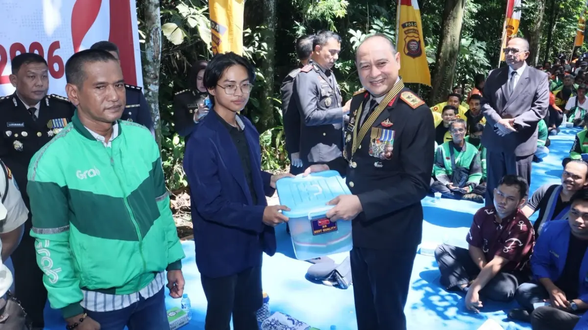 Kapolda Kalbar, Irjen Pol Pipit Rismanto didampingi Sekda Kalbar Harisson, Rektor Untan, Garuda Wiko, dan unsur Forkopimda menyerahkan paket bantuan sosial secara simbolis kepada perwakilan penerima saat syukuran Hari Bhayangkara ke-80, Rabu (1/7). (POLDA KALBAR FOR PONTIANAK POST)