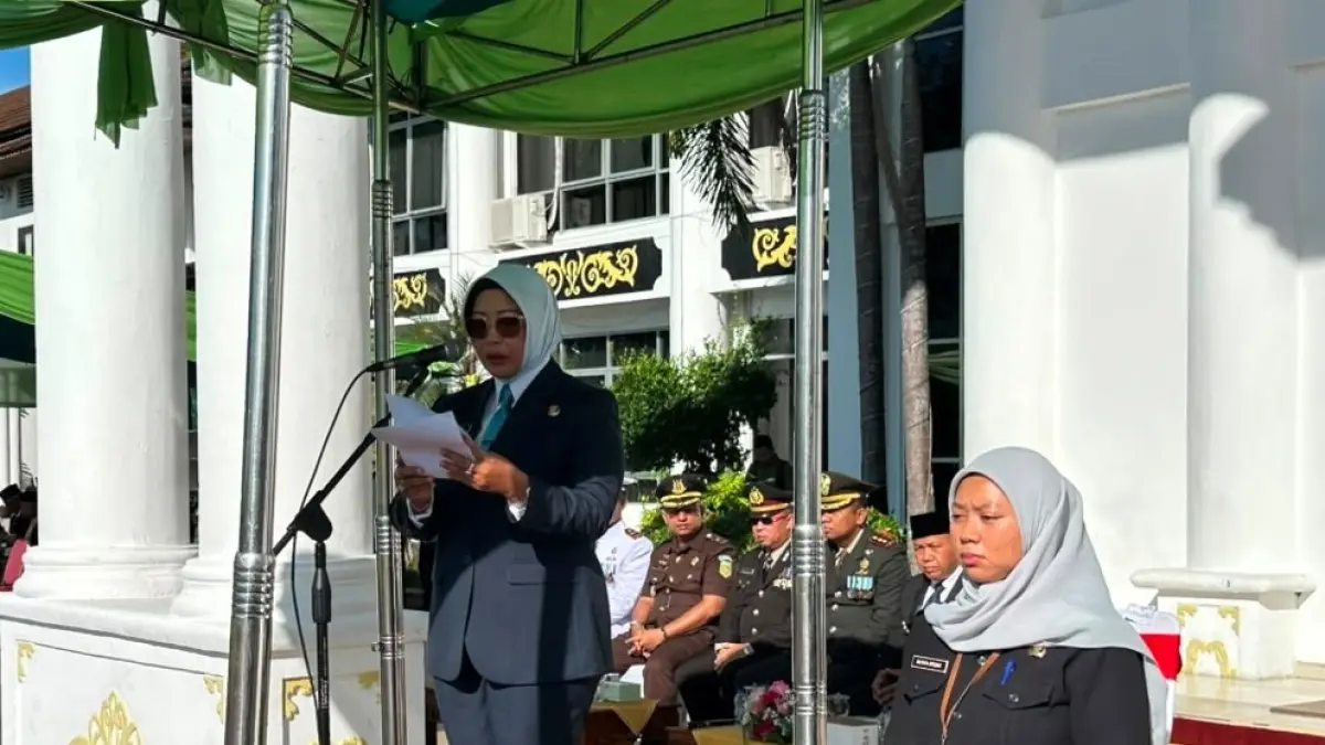 Bupati Erlina saat memimpin upacara hari berkabung daerah.