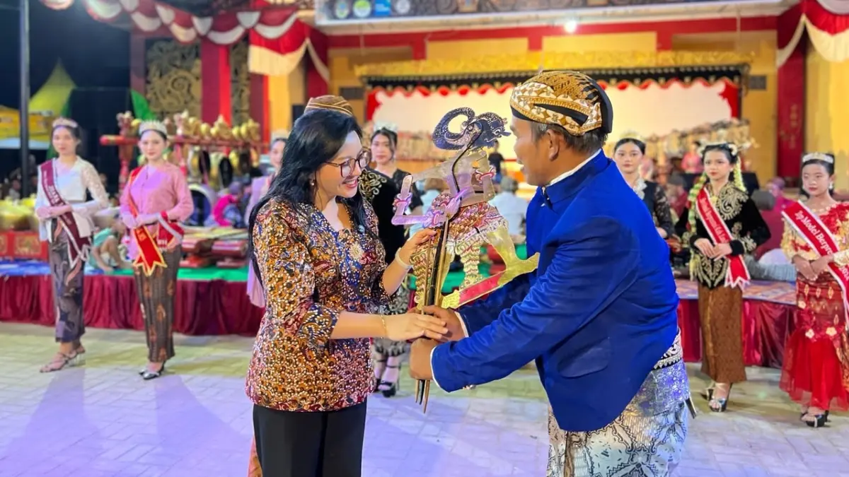 Bupati Landak menerima cinderamata berupa wayang kulit dari Paguyuban Jawa Kabupaten Landak. (HUMAS PEMKAB LANDAK)