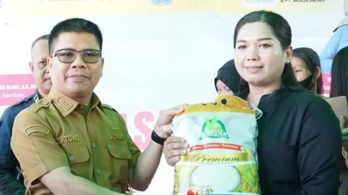 Bupati Sambas Satono saat memantau langsung pelaksanaan pasar murah di Sengawang.