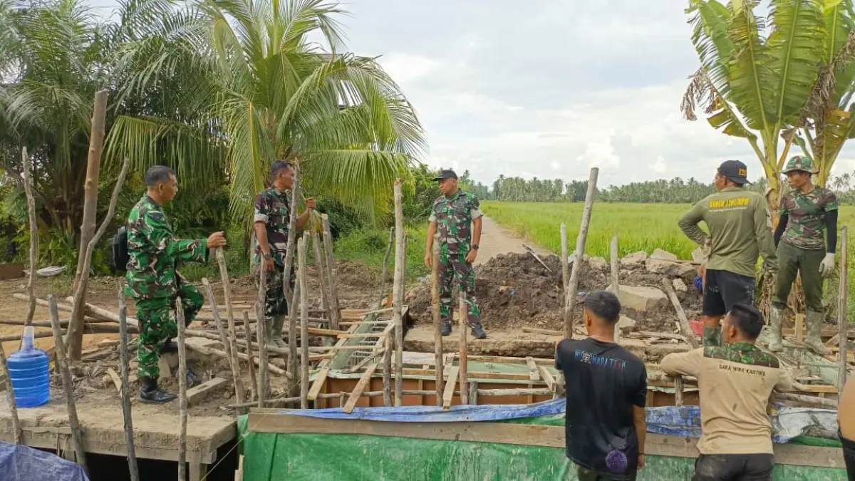 Dandim Mempawah menyaksikan langsung pembangunan jembatan komposit.
