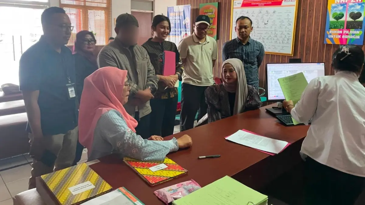 DILIMPAHKAN: Satuan Reserse Kriminal (Satreskrim) Polres Kubu Raya melalui Unit Pelayanan Perempuan dan Anak (PPA) melimpahkan proses rehabilitasi anak yang berkonflik dengan hukum (AKH) ke Sentra Handayani, Jakarta Timur.(ADE)