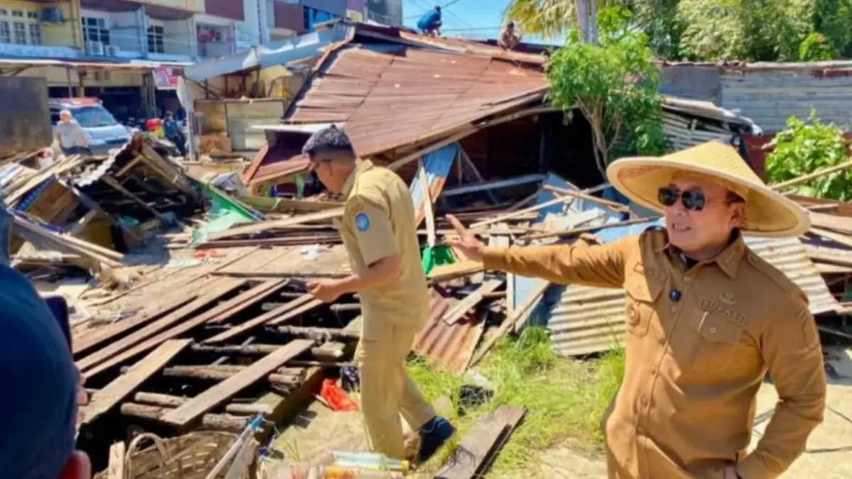 BONGKAR KIOS: Bupati Kubu Raya Sujiwo meninjau proses pembongkaran kios pedagang di kawasan Pasar Sungai Kakap, Senin (29/6). Penataan kawasan tersebut menjadi bagian dari persiapan pembangunan Taman Paskap sebagai ruang publik baru bagi masyarakat.(IST)