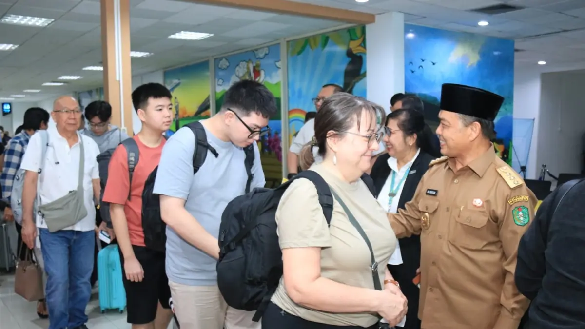 Gubernur Ria Norsan menyalami para penumpang yang terbang dengan rute yang baru yakni Pontianak–Singapura dan Singapura–Pontianak yang dilayani Scoot di Bandara Internasional Supadio. (Adpim Pemprov Kalbar)