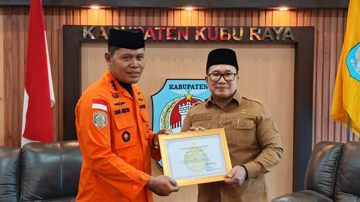 Kantor SAR Pontianak memberikan piagam pengharagaan kepada Pemkab Kubu Raya atas dukungan dalam operasi pencarian Heli PK-CFX yang hilang kontak di Sekadau beberapa waktu lalu di Kantor Bupati Kubu Raya, Selasa (30/6). (ISTIMEWA)