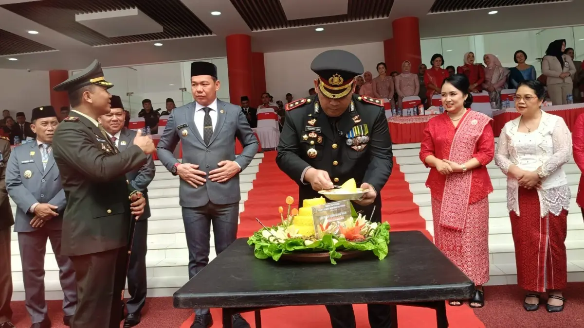 Kapolres Kapuas Hulu AKBP Roberto Aprianto Uda saat memotong tumpeng dalam acara HUT Bhayangkara ke 80 di gedung Satap Kapuas Hulu. (TAUFIK/PONTIANAK POST)