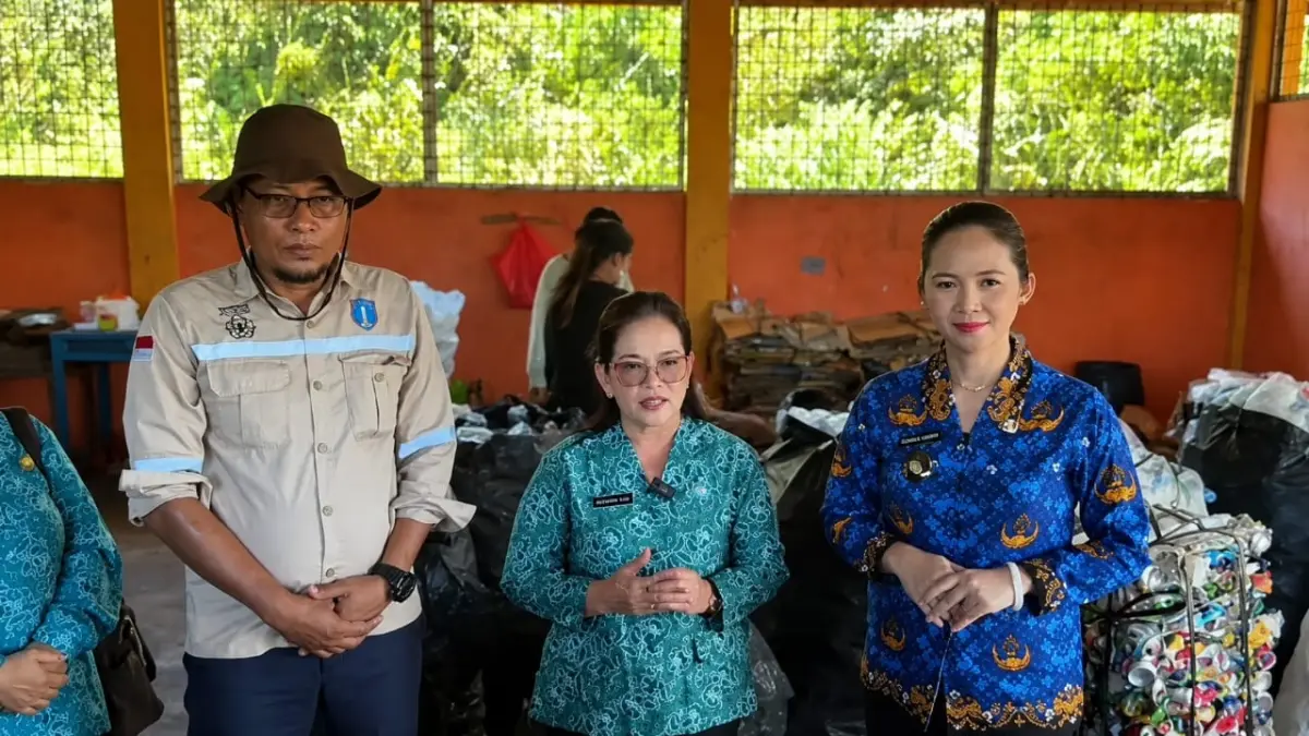 Ketua Tim Penggerak PKK Sintang Hermina Bala (tengah) mengajak warga untuk membiasakan memilah sampah basah dan sampah kering agar proses pengelolaannya lebih mudah dan bernilai.