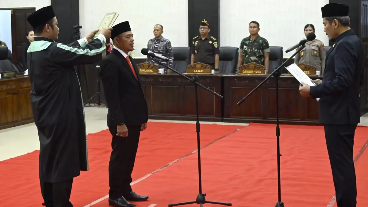 LANTIK : Ketua DPRD Ketapang, Achmad Sholeh, melantik Anton B. Sai sebagai anggota DPRD Ketapang menggantikan Lukman, Selasa (30/6).(IST)