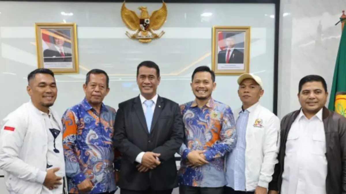 Menteri Pertanian Andi Amran Sulaiman (ketiga kiri) menerima kunjungan Asosiasi DPRD Kabupaten Seluruh Indonesia (Adkasi) di Jakarta, Senin (29/6).( ANTARA/HO-Kementan)