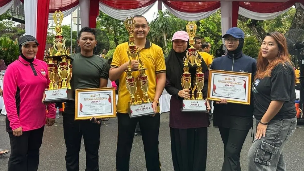 PENGHARGAAN : Kapolres Ketapang, AKBP M. Harris, menerima penghargaan atas prestasi yang diraih Polres Ketapang, Minggu (28/6).(IST)