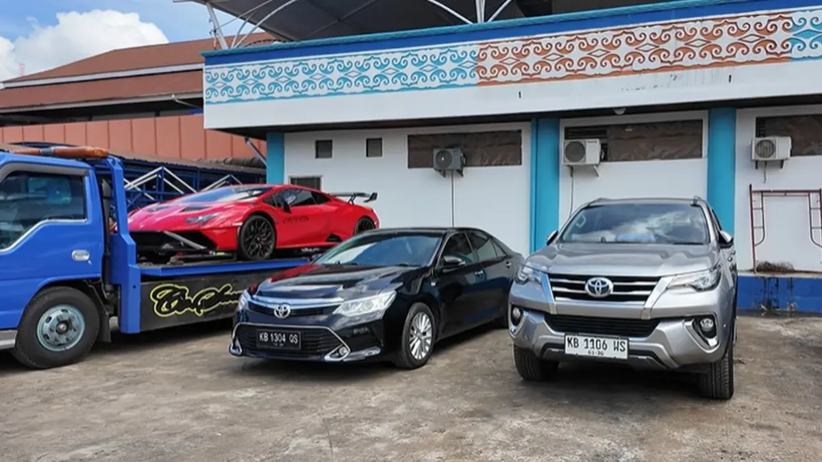Pengiriman barang sitaan berupa empat unit mobil&nbsp;terkait perkara korupsi tambang bauksit yang ditangani Kejaksaan Agung di Terminal Penumpang Pelabuhan Dwikora Pontianak, pada Rabu (1/7). (ISTIMEWA)