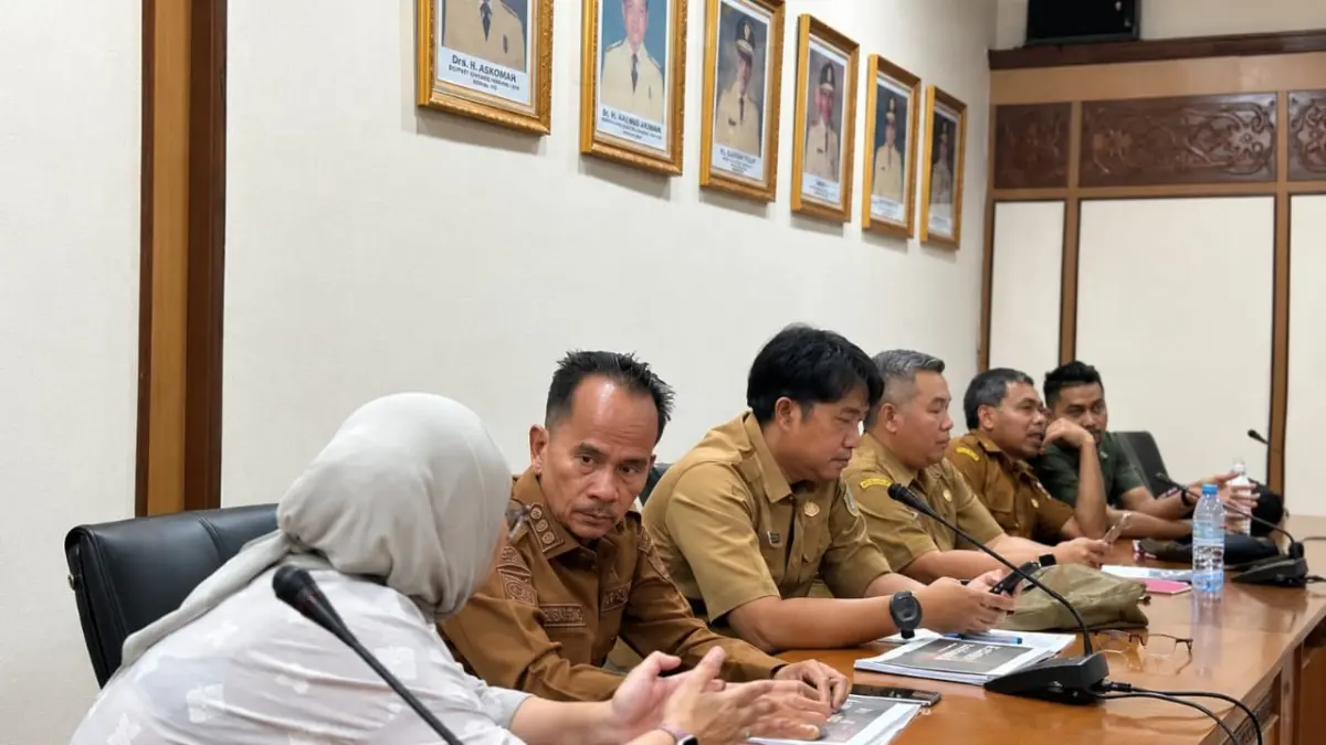 Bupati Sintang Gregorius Herkulanus Bala ikut dalam audiensi antara Pemerintah Provinsi Kalimantan Barat bersama pemerintah kabupaten yang tergabung dalam Lingkar Temu Kabupaten Lestari (LTKL) di Ruang Rapat Gubernur Kalimantan Barat, Pontianak, Senin (28/6).