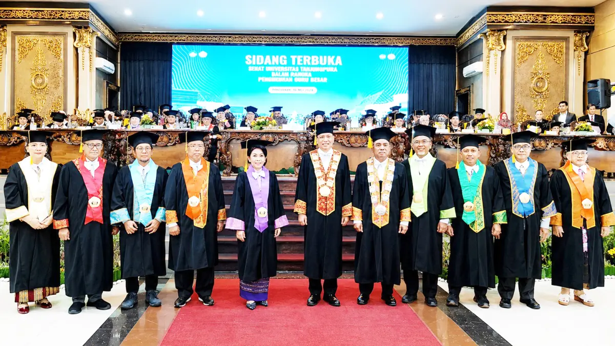 Rektor Garuda Wiko Universitas Tanjungpura Bersama sembilan dosen yang meraiih gelar guru besar dalam Sidang Terbuka Senat di Auditorium Untan, Selasa (30/6). (HARYADI/PONTIANAK POST)