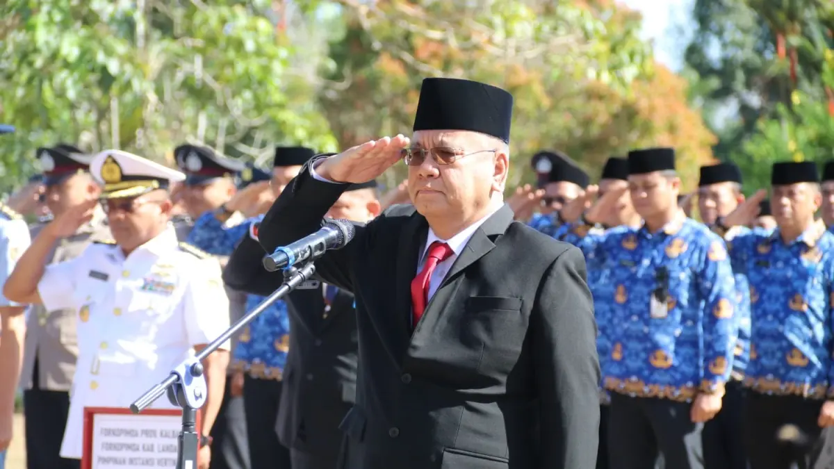 Sekretaris Daerah, Harisson saat memimpin Upacara Peringatan Hari Berkabung Daerah Provinsi Kalbar di Makam Juang Mandor, Kabupaten Landak. (Adpim Pemprov Kalbar)