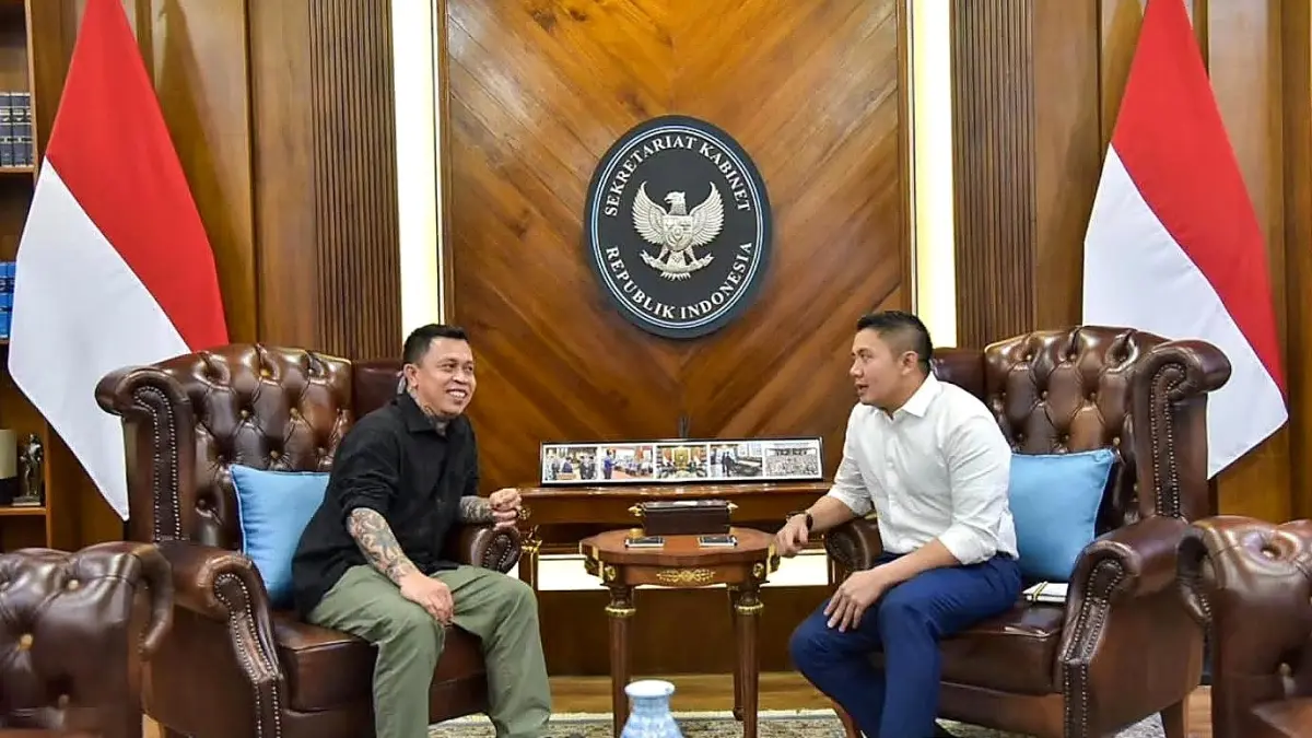Sekretaris Kabinet Teddy Indra Wijaya (kanan) berbincang dengan tokoh adat Dayak asal Kabupaten Mempawah, Kalimantan Barat, Sang Pangalangok Jilah atau Panglima Jilah, saat bersilaturahmi di Jakarta, Rabu (1/7/2026). (FB SETKAB)