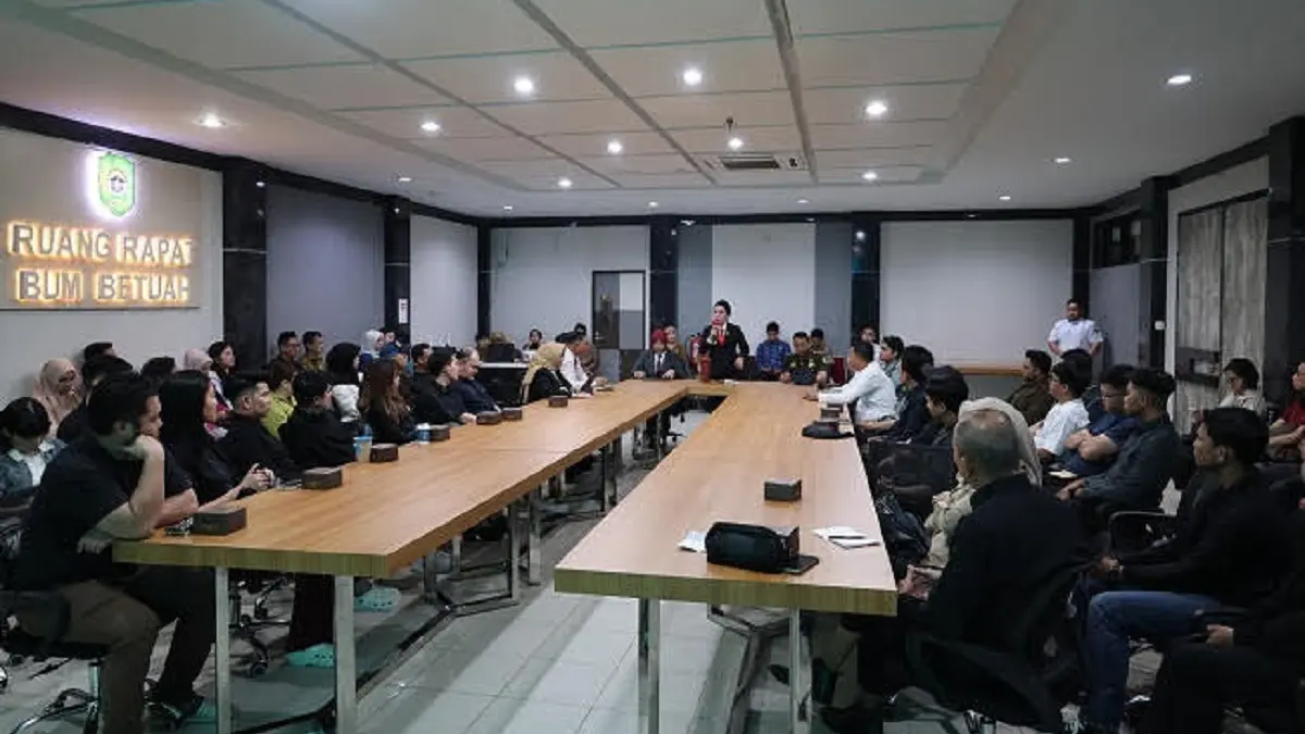 Suasana sosialisasi pemasangan alat perekam transaksi kepada pelaku usaha.