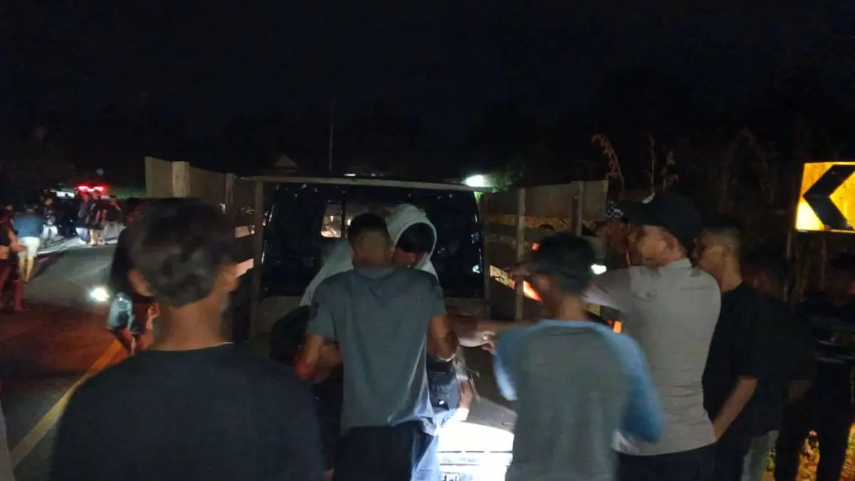 Petugas Polsek Sekayam dan warga mengevakuasi korban kecelakaan tunggal di Jalan Lintas Malindo, Dusun Pesing, Desa Engkahan, Kecamatan Sekayam, Kabupaten Sanggau, Selasa (30/6/2026) dini hari. Insiden tersebut mengakibatkan seorang pengendara sepeda motor meninggal dunia dan seorang penumpang mengalami luka-luka. (Humas Polres Sanggau)