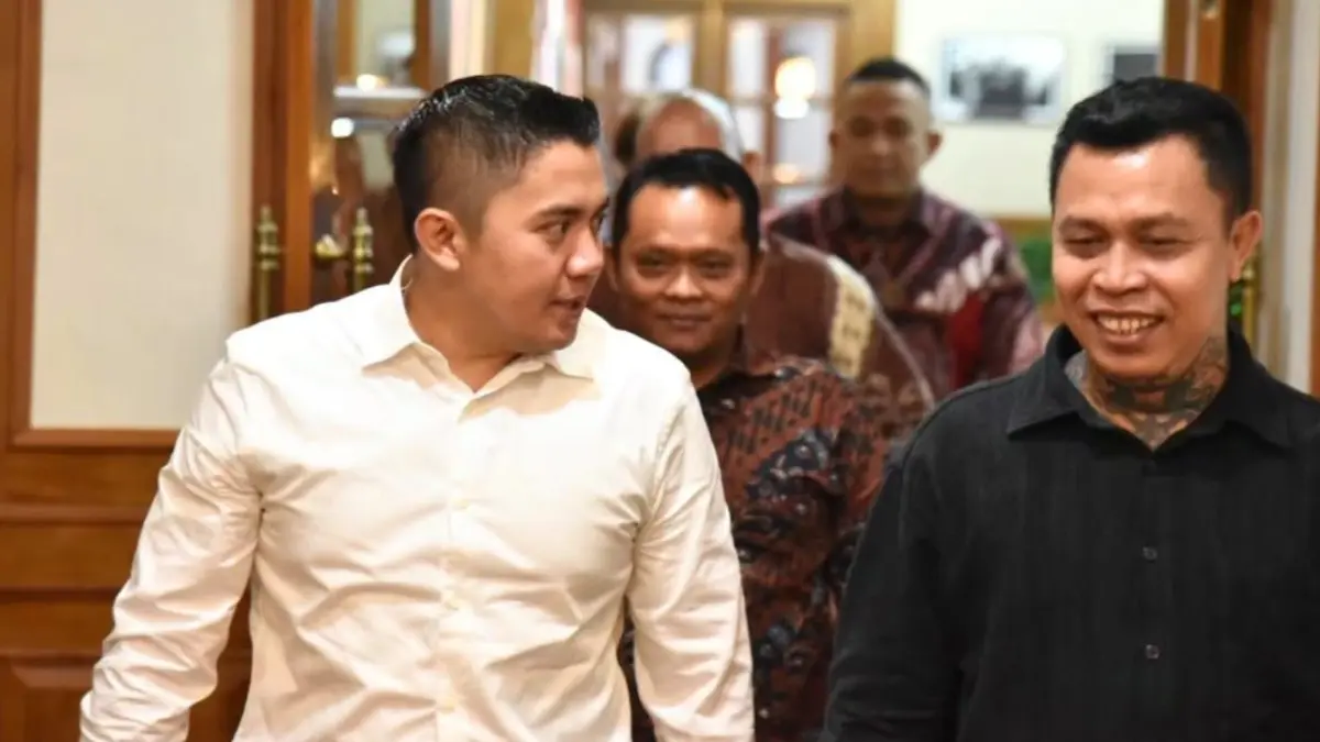 Tokoh adat Dayak sekaligus pemimpin Pasukan Merah Tariu Borneo Bangkule Rajakng (TBBR), Panglima Jilah (kanan), bertemu Sekretaris Kabinet Teddy Indra Wijaya di Jakarta, Rabu (1/7/2026). (FB SETKAB)