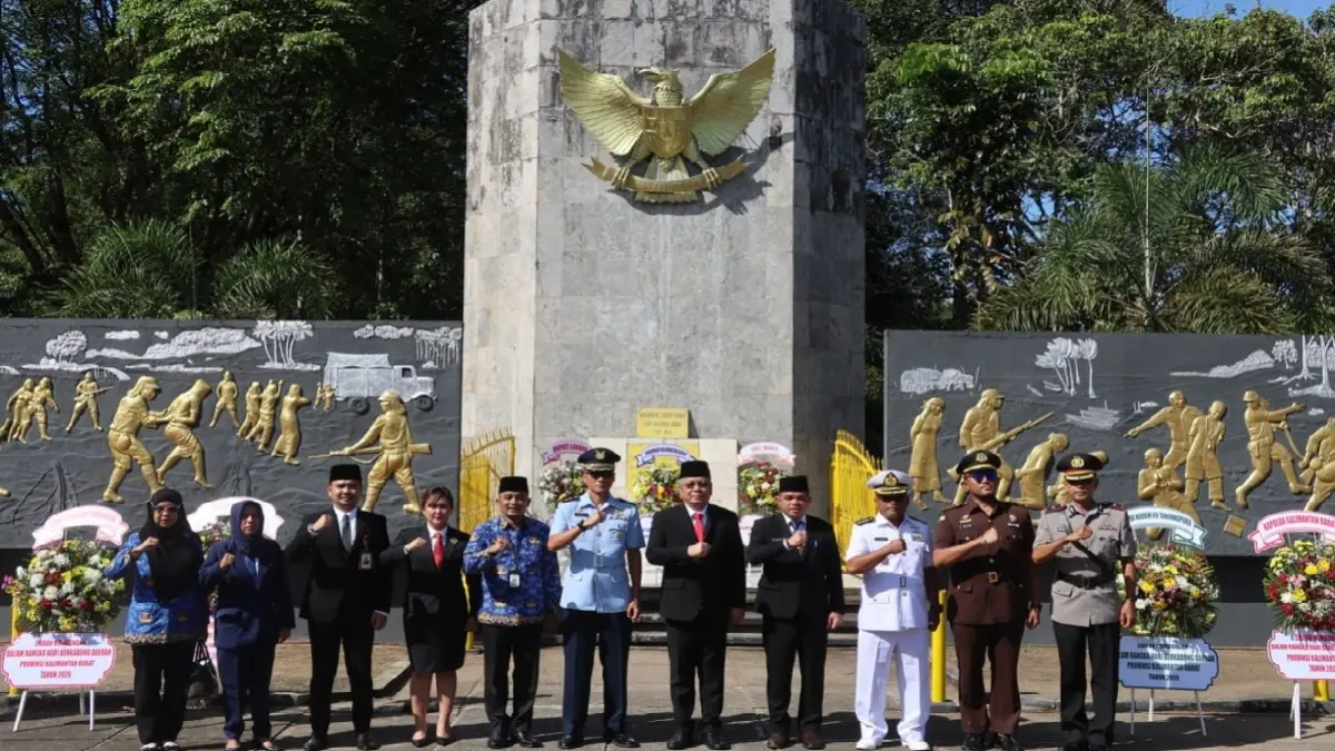 Upacara peringatan Hari Berkabung Daerah Tahun 2026 yang digelar di halaman Tugu Monumen Makam Juang Mandor pada Senin (29/6). (HUMAS POLRES LANDAK)