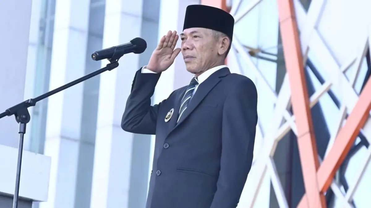 UPACARA : Wabup Ketapang, Jamhuri Amir, memimpin upacara peringatan Hari Berkabung Daerah Provinsi Kalbar di halaman Kantor Bupati Ketapang, Senin (29/6).(IST)