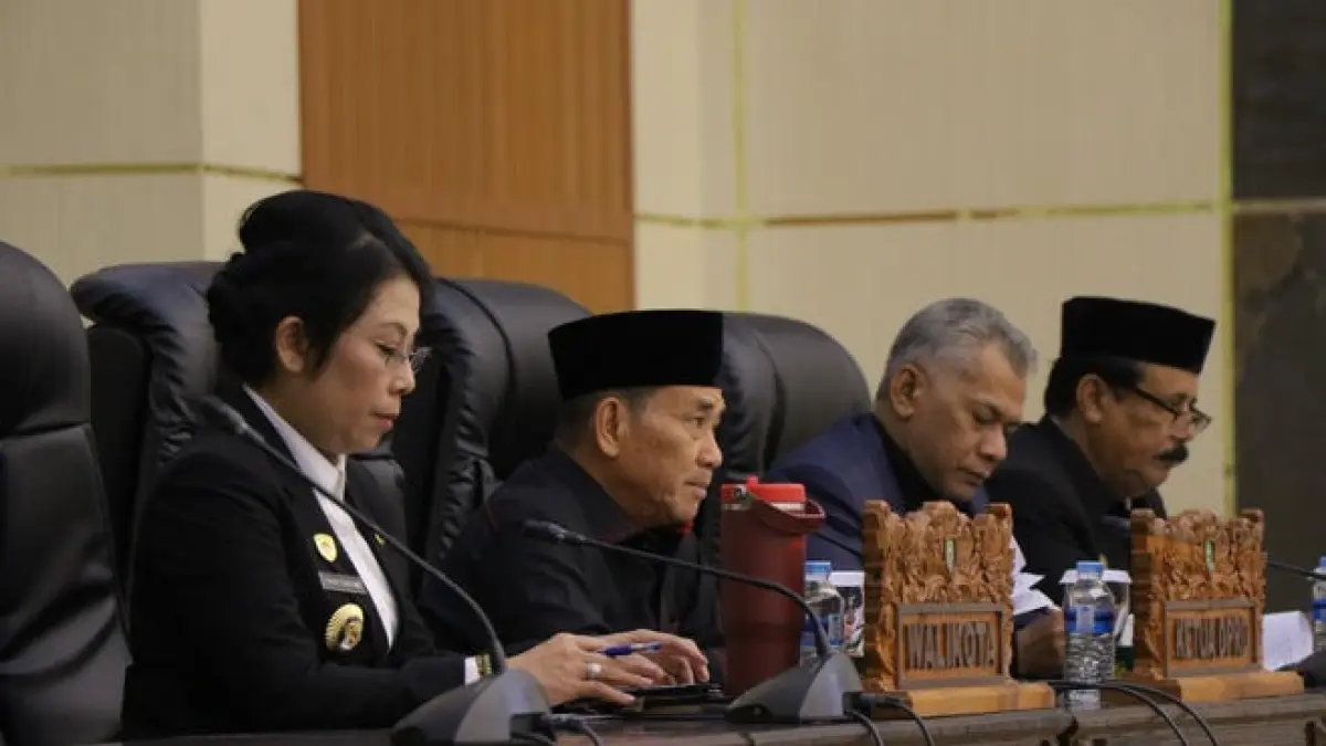  Wali Kota Tjhai Chui Mie saat menghadiri Rapat Paripurna DPRD terkait Penyerahan Nota Pengantar Raperda tentang Pertanggungjawaban Pelaksanaan APBD 2025. 