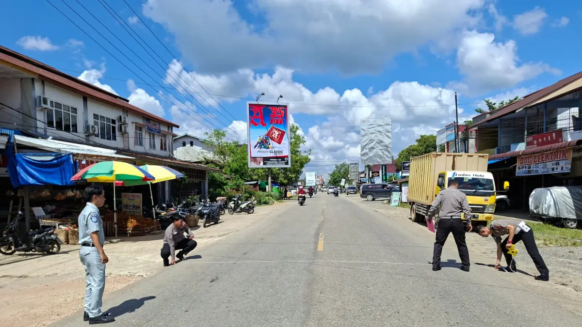 OLAH TKP: Petugas Satlantas Polres Sekadau melakukan olah tempat kejadian perkara (TKP) kecelakaan lalu lintas di Jalan Merdeka Timur, Desa Sungai Ringin, Kecamatan Sekadau Hilir, Kamis (2/7). Kecelakaan antara sepeda motor Yamaha Mio dan truk tangki Mitsubishi Fuso itu mengakibatkan anggota DPRD Kabupaten Sekadau, H. Abang Nasir (61), meninggal dunia di lokasi kejadian. / IST