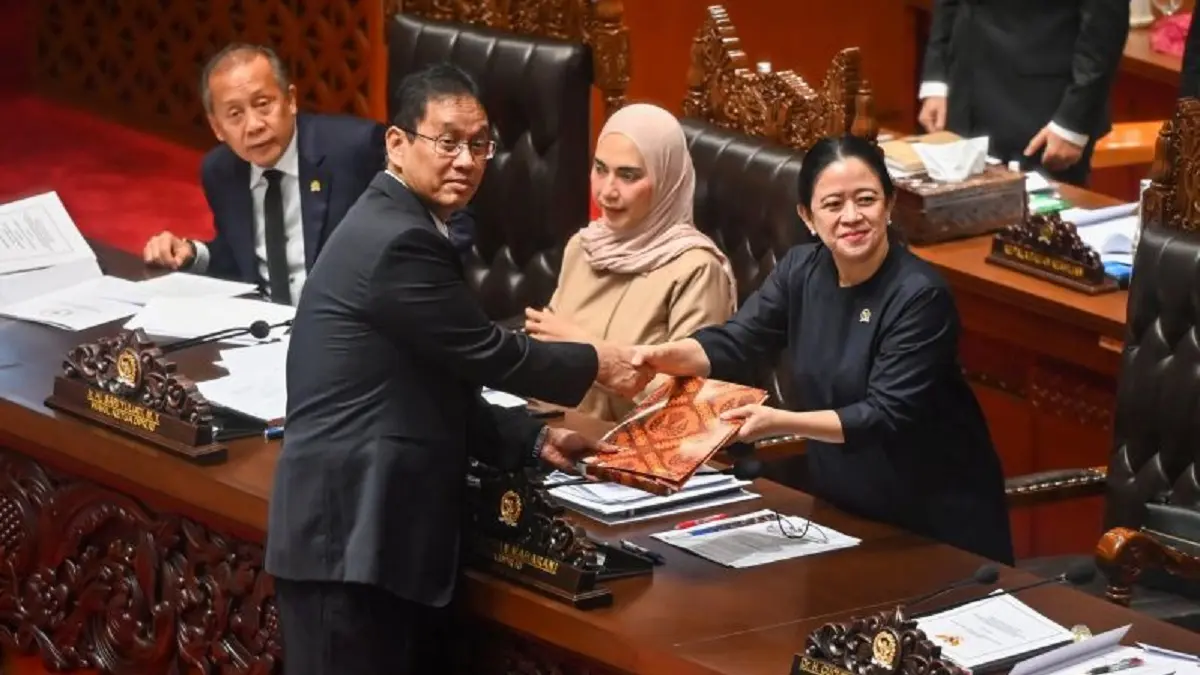 Arsip - Menteri Keuangan Purbaya Yudhi Sadewa (kedua kiri) menyerahkan berkas tanggapan pemerintah kepada Ketua DPR Puan Maharani (kanan) disaksikan oleh Wakil Ketua DPR Saan Mustopa (kiri) dan Sari Yuliati (kedua kanan) saat Rapat Paripurna Ke-22 DPR Masa Persidangan V Tahun Sidang 2025-2026 di Kompleks Parlemen, Senayan, Jakarta, Kamis (2/7). (ANTARA FOTO/Rivan Awal Lingga/bar)