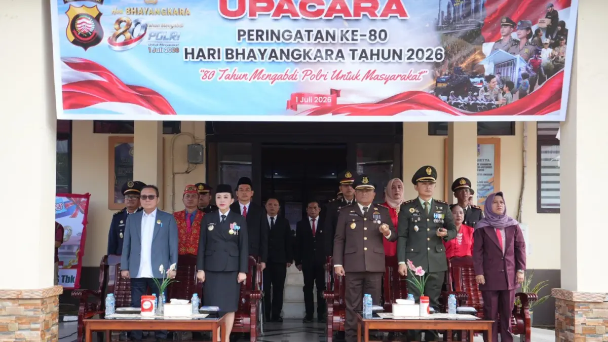 Bupati Landak Karolin Margret Natasa menghadiri Peringatan Hari Ulang Tahun (HUT) ke-80 Bhayangkara di Mapolres Landak pada Rabu (1/7). (HUMAS PEMKAB LANDAK)