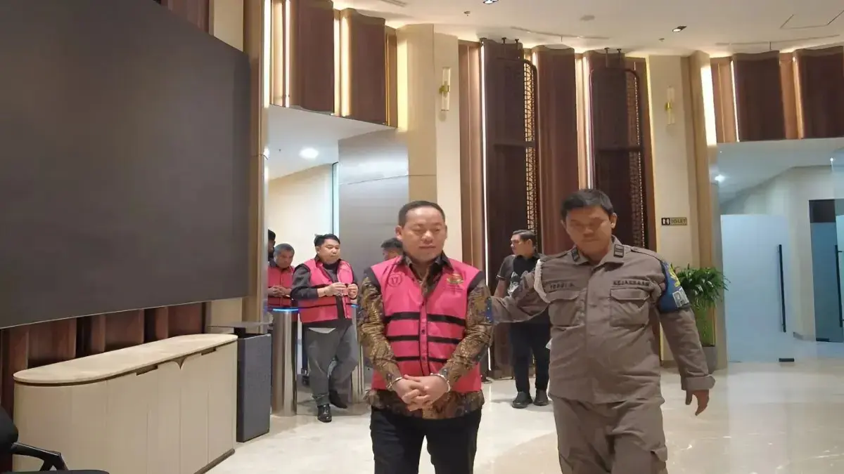 Petugas Kejaksaan Agung menggiring empat tersangka baru dalam kasus dugaan tindak pidana korupsi penyimpangan tata kelola izin usaha pertambangan (IUP) PT QSS di Provinsi Kalimantan Barat tahun 2017-2025 di Gedung Jampidsus Kejaksaan Agung, Jakarta, Jumat (22/5). (KEJAGUNG RI)