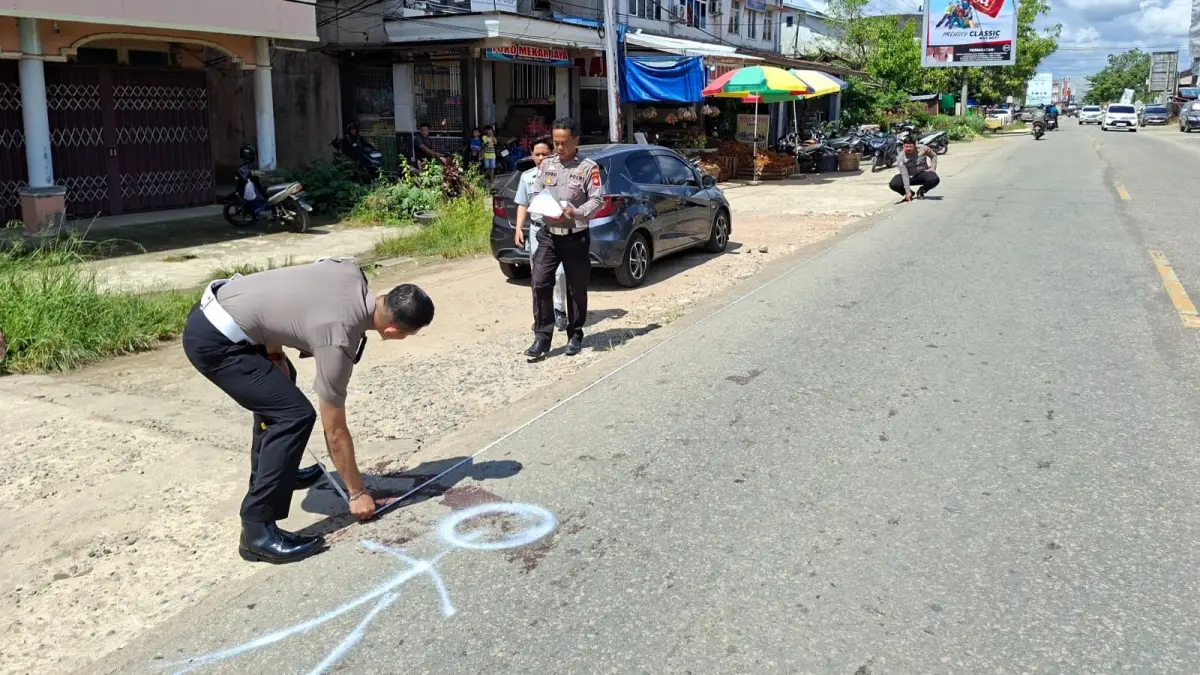 OLAH TKP: Petugas Satlantas Polres Sekadau melakukan olah tempat kejadian perkara (TKP) kecelakaan lalu lintas di Jalan Merdeka Timur, Desa Sungai Ringin, Kecamatan Sekadau Hilir, Kamis (2/7). Kecelakaan antara sepeda motor dan truk tangki itu mengakibatkan anggota DPRD Kabupaten Sekadau, H. Abang Nasir (61), meninggal dunia di lokasi kejadian. / IST