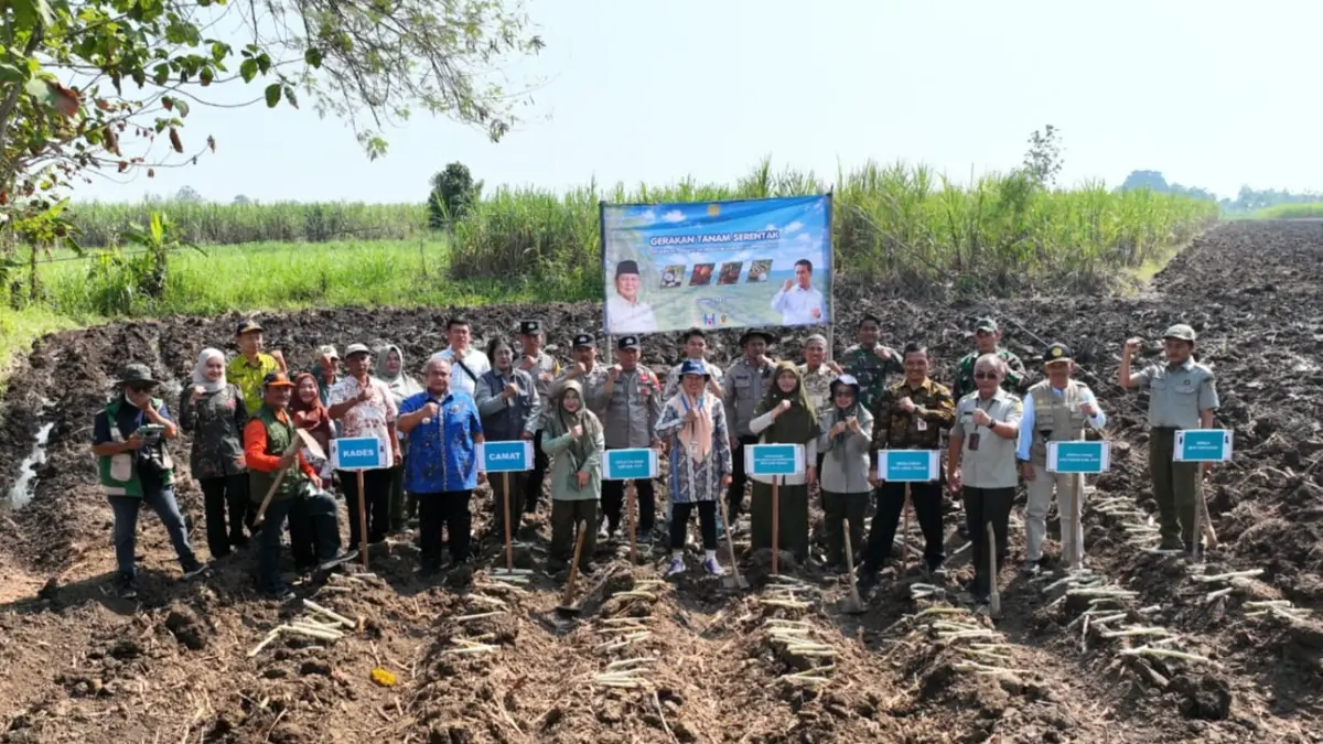 Foto bersama pada kegiatan Tanam Serentak Komoditas Perkebunan Tebu yang dilaksanakan secara bersamaan di 31 lokasi di seluruh Indonesia di Desa Sukoharjo, Kecamatan Wedarijaksa, Kabupaten Pati, Jawa Tengah, Kamis (2/7).