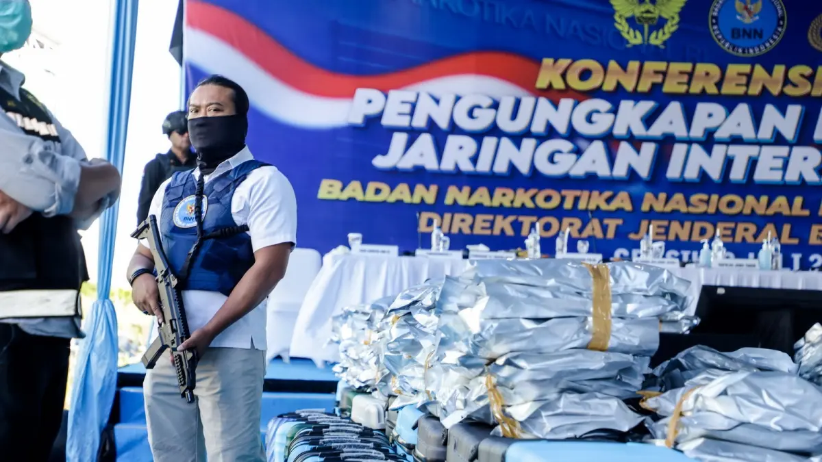 GANJA TIGA TON: Petugas menunjukkan barang bukti 3,37 ton ganja asal Thailand yang disita di Gresik, Jawa Timur. Narkotika tersebut diduga akan diolah menjadi cairan isi ulang vape dan menyasar kalangan muda di Indonesia.  (JAWA POS)