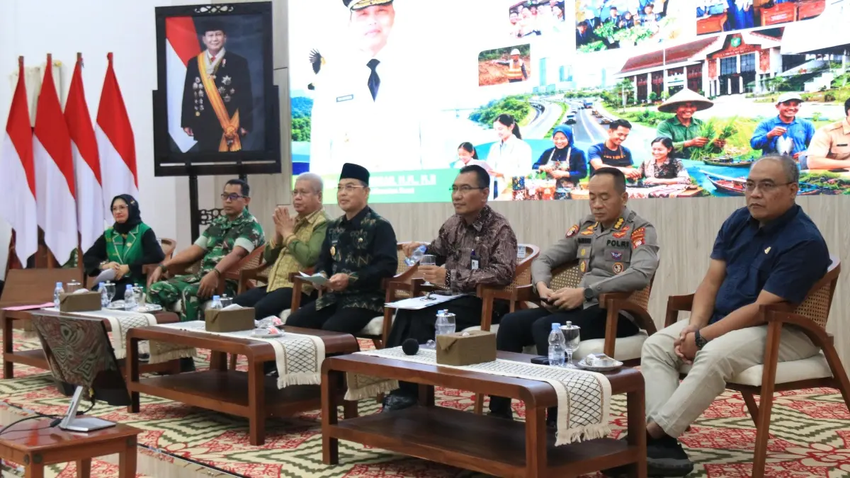 Gubernur Kalbar Ria Norsan saat Coffee Morning Satuan Tugas (Satgas) Percepatan Peningkatan Indeks Pembangunan Manusia (IPM) Provinsi Kalimantan Barat di Balai Petitih, Pontianak, Kamis (2/7). (ADPIM PEMPROV KALBAR)