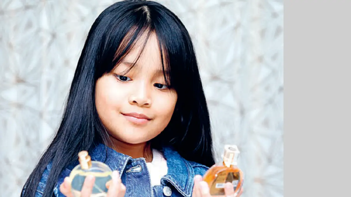 Ilustrasi model, Sayyidah Maryamkh, memilih parfum. (DOK JAWAPOS)