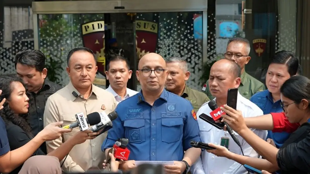 Direktur Penyidikan Jaksa Agung Muda Bidang Tindak Pidana Khusus (Jampidsus) Kejagung Syarief Sulaeman Nahdi (tengah) bersama Kepala Pusat Penerangan Hukum Kejagung Anang Supriatna (tengah kanan) dan Direktur Penindakan pada Jampidmil Kejagung Brigjen TNI Andi Suci (tengah kiri) memberikan keterangan pers di Gedung Jampidsus Kejagung, Jakarta, Kamis (2/7). (ANTARA/HO-Kejaksaan Agung)