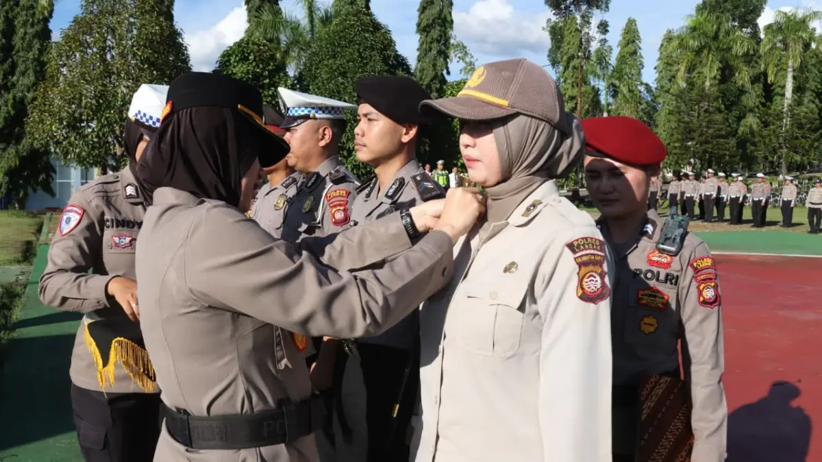 Kapolres Landak AKBP Devi Ariantari membubuhkan tanda kenaikan pangkat reguler periode satu Juli 2026 di halaman Mapolres Landak, Rabu (1/7). (HUMAS POLRES LANDAK)