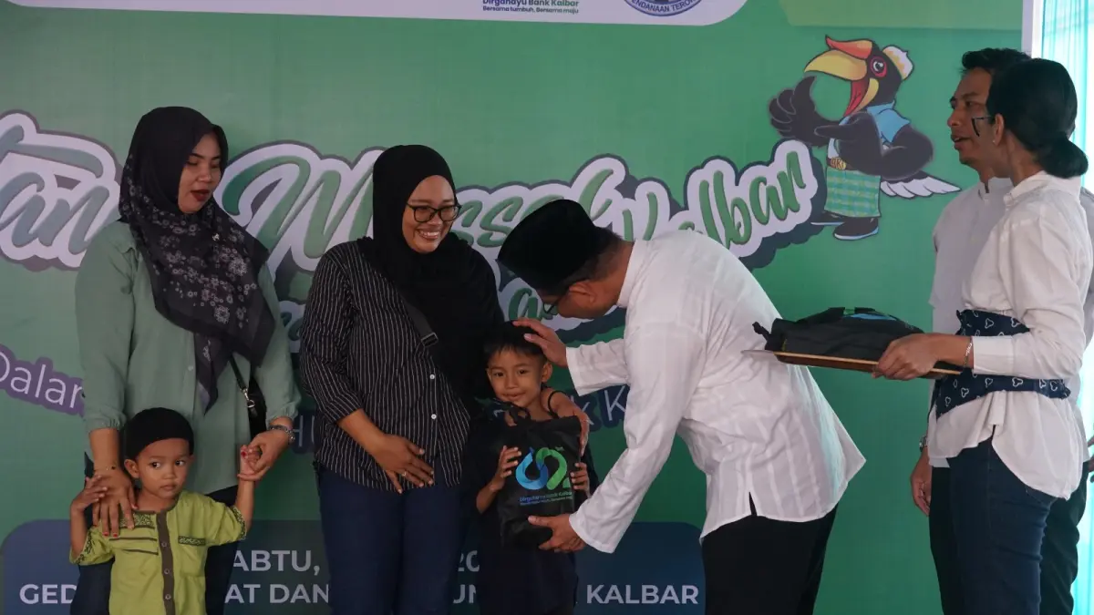Kegiatan khitanan massal dalam rangka HUT ke-62 Bank Kalbar diikuti 153 anak. Kegiatan yang berlangsung di Gedung Dana Pensiun (Dapen) Bank Kalbar, Jalan Budi Karya, Pontianak, pada Sabtu (27/6) itu, sebagai bentuk kepedulian sosial kepada masyarakat. 